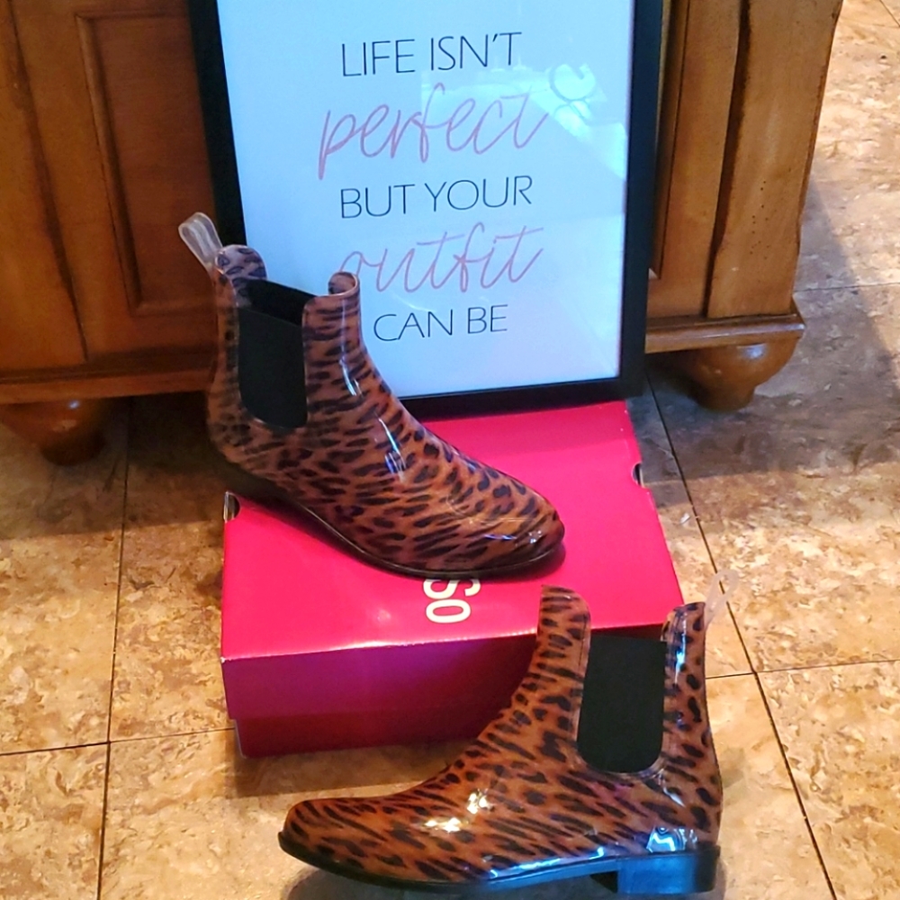 So Lizard Rainboots. Sz-9 Leopard print.